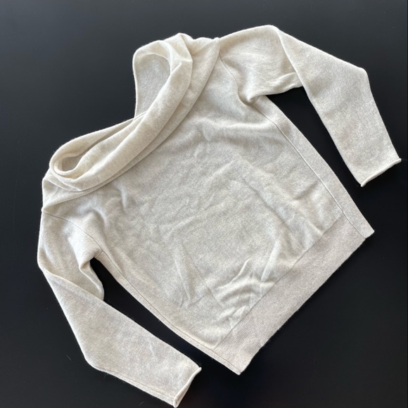 Club Monaco Cashmere Cowl sweater! Never Worn - Picture 6 of 11